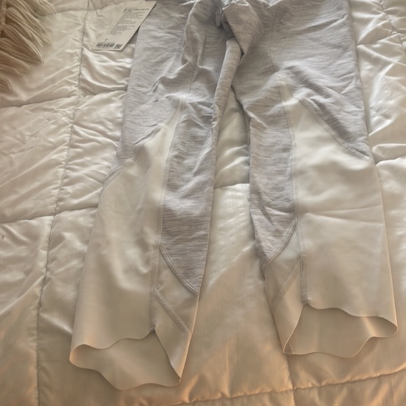 Lululemon-winder under crop hr 23” - Picture 3 of 3